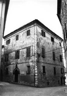 Casa con portale in arenaria sec.XVII